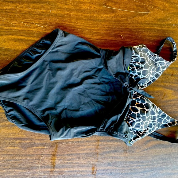 It Figures size 12 one piece swimsuit with lined bust & crotch - Picture 5 of 5